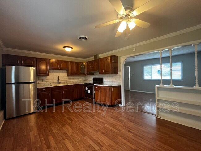 Building Photo - 405 Gerry Dr