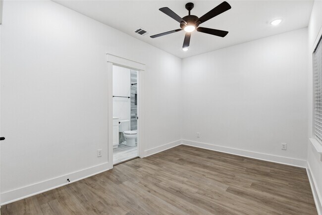 Foto del edificio - 1243 W 23rd St