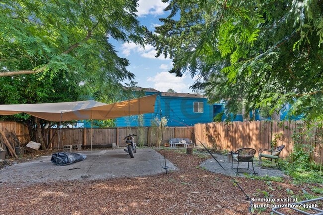 Building Photo - 524 NE Brazee St