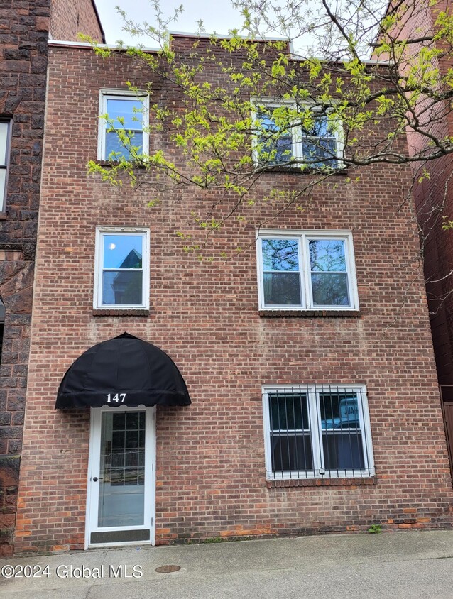 Primary Photo - 147 Eagle St