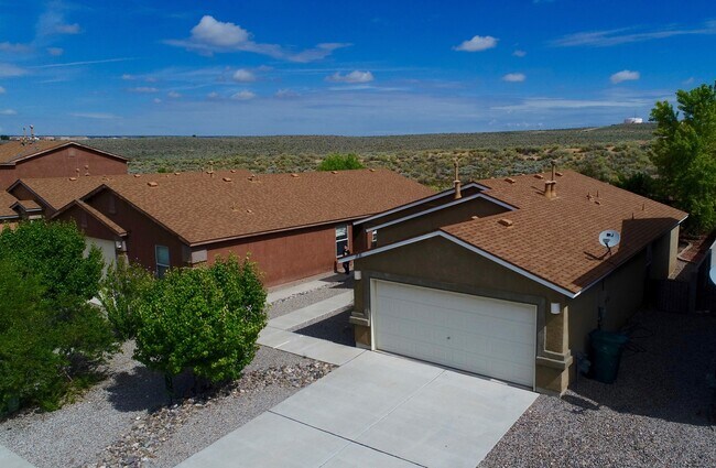Foto del edificio - Prominent 3 Bedroom, 2 Bath Single Story Home In Rio Rancho!