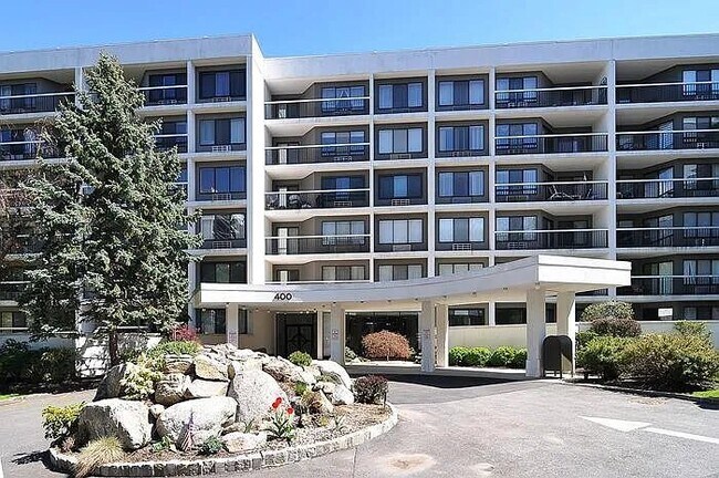 Foto del edificio - 400 High Point Dr