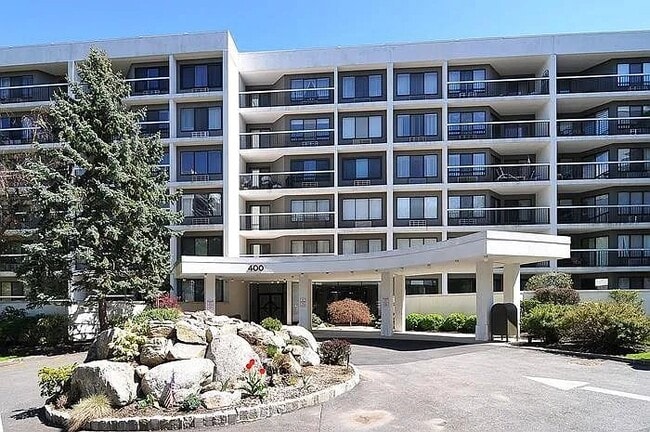 Building Photo - 400 High Point Dr