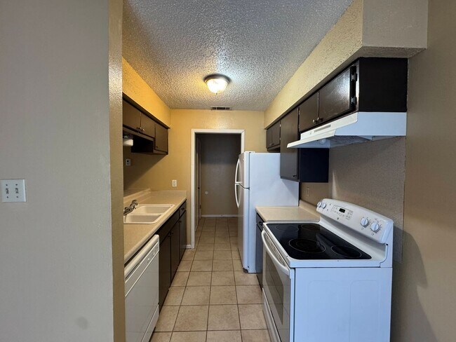 Foto del edificio - 1102 Covey Ln