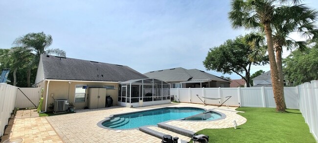 Building Photo - 310 Woodleaf Dr