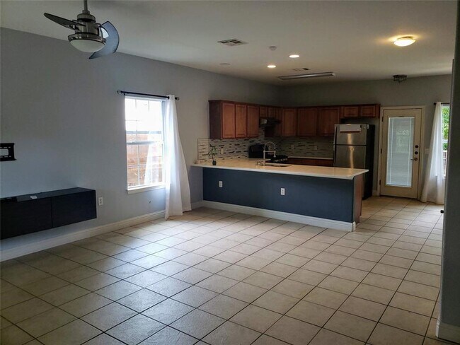 Building Photo - 7304 Grand Canyon Dr