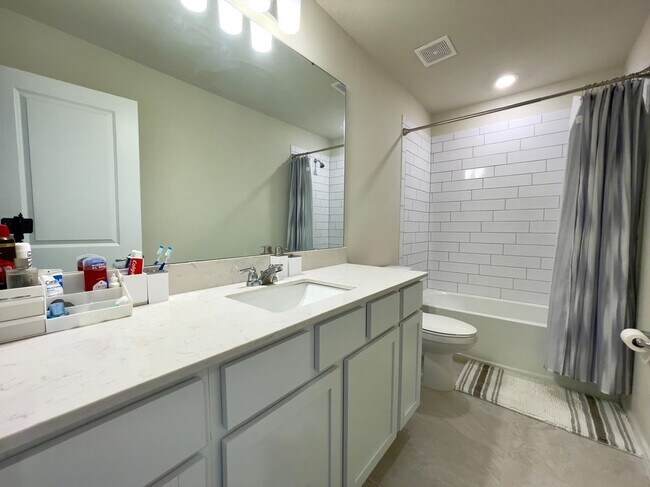 Foto del edificio - 2143 Charming Ave