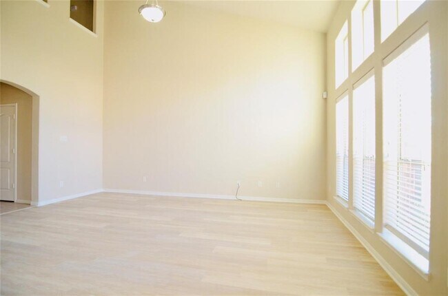Foto del edificio - 25930 Ravenside Dr