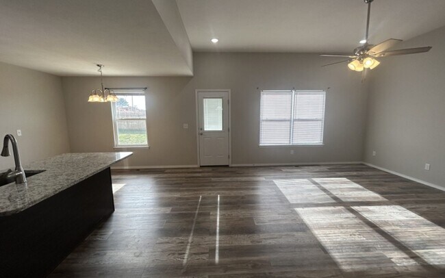 Building Photo - 222 W. Canterbury Ln