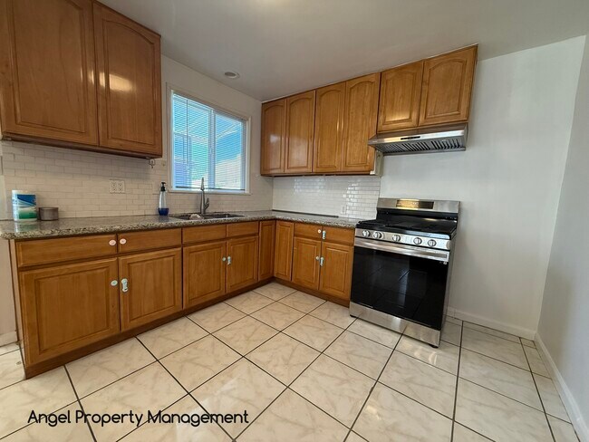 Foto del edificio - 10724 Bancroft Ave
