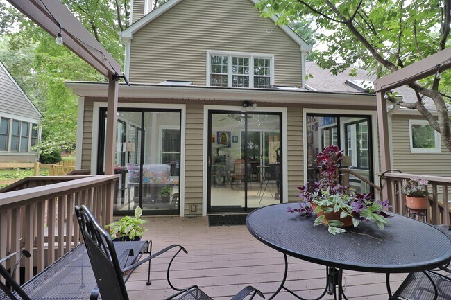 Foto del edificio - 2804 Cove Ridge Rd
