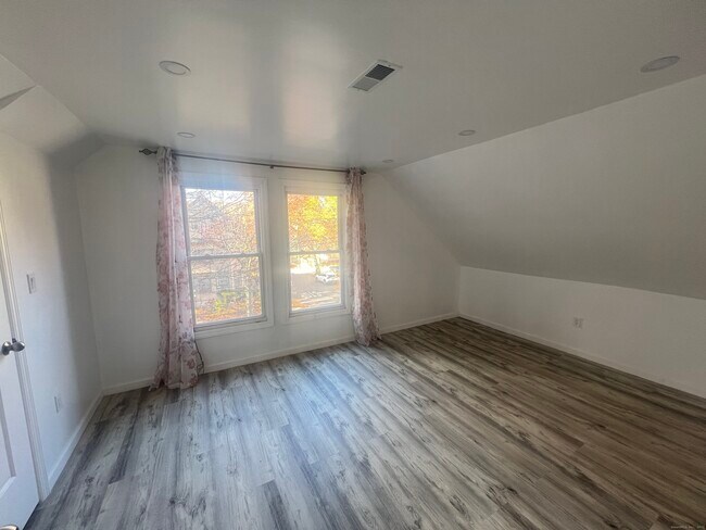 Foto del edificio - 381 Shelton Ave