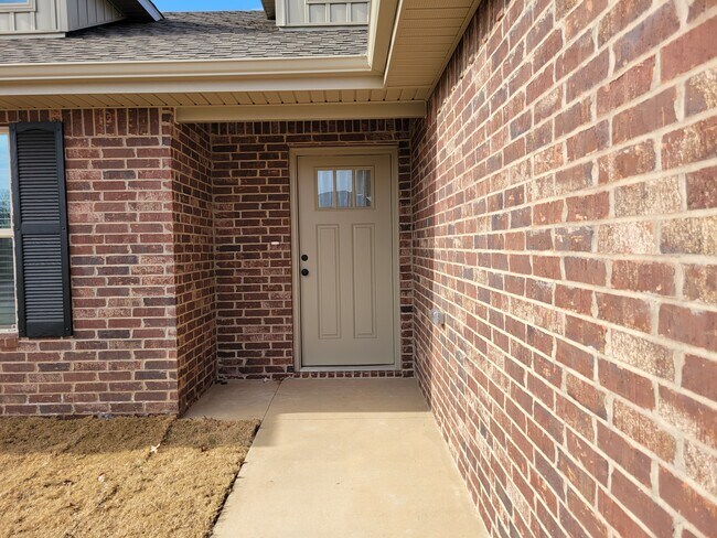 Building Photo - 923 N Labrador Ave