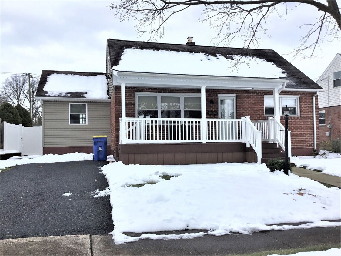 Primary Photo - 4 br, 2 bath House - 214 E ROOSEVELT AVE