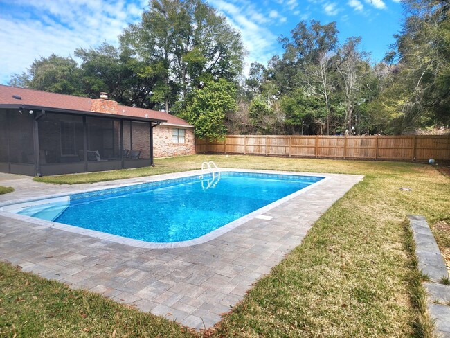 Foto del edificio - Charming Home with Pool & Prime Location!