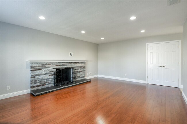 Building Photo - 1245 Moonbeam Way
