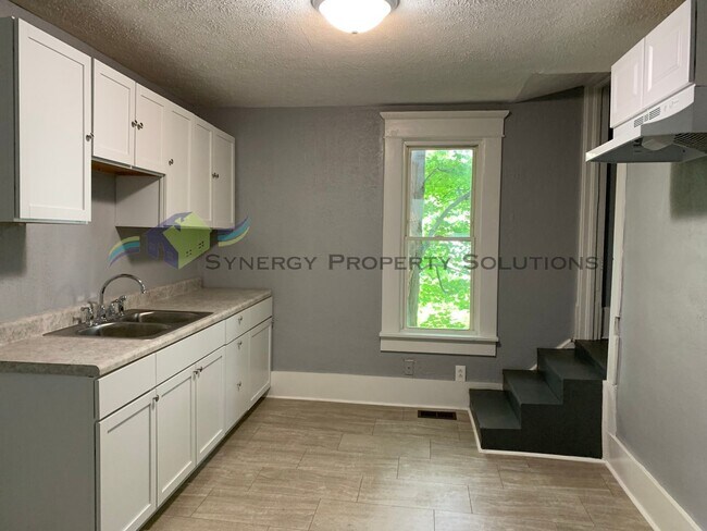 Building Photo - 4 BEDROOMS, 2 BATH