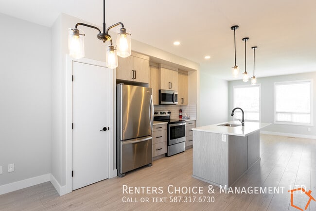 Building Photo - Newer Home w/ Higher-end Finishings, Low-M...