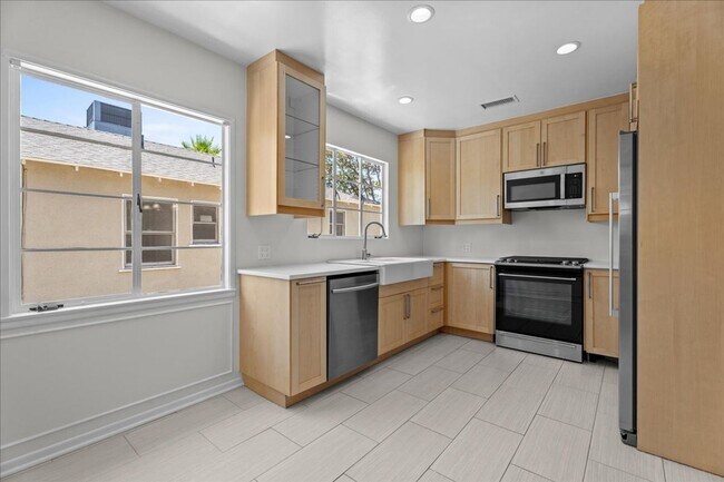 Foto del edificio - 6706 Densmore Ave