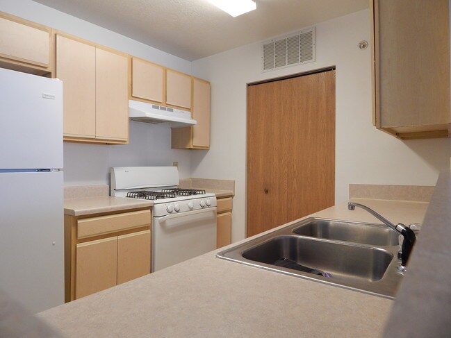 Kitchen - 1112 W 4th St