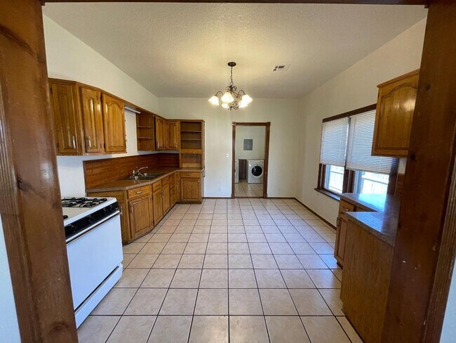 Building Photo - ADORABLE 2 BEDROOM 1 BATHROOM HOUSE IN CENTRAL NORMAN