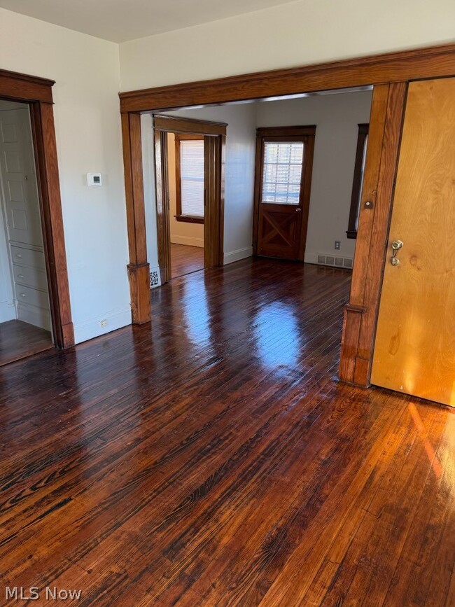 Building Photo - 14210 Kingsford Ave