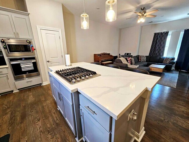 Building Photo - 1310 Bingham St