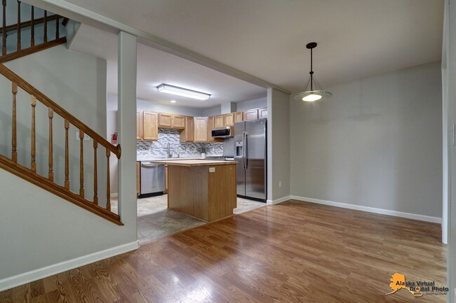 Building Photo - Amberwood Park: Homey Townhouse with Fence...