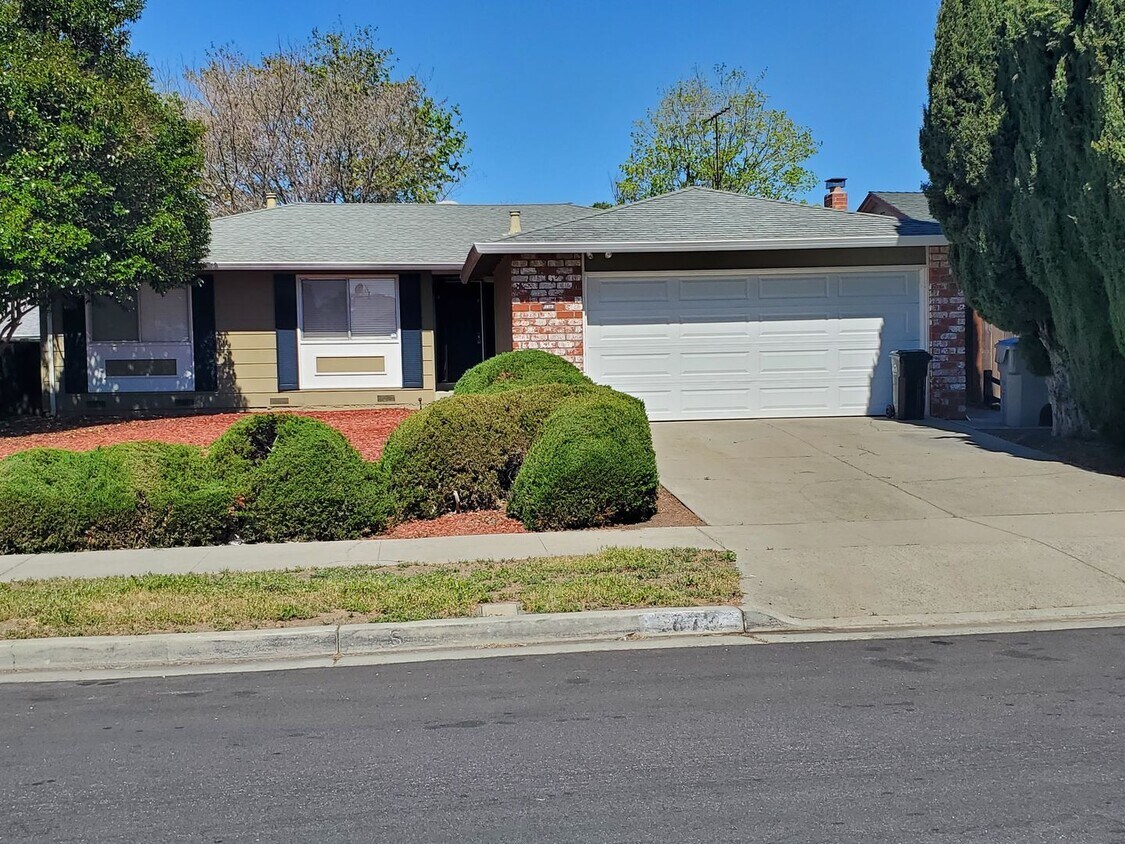Foto principal - 3 bedroom, 2 bathroom home with 2 car garage.
