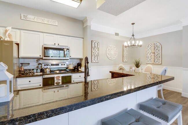 Building Photo - 3211 Myrtlewood Cir E