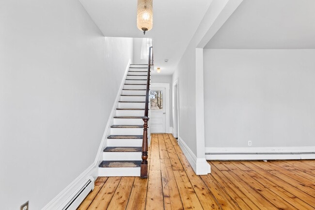 Building Photo - 170 1st St