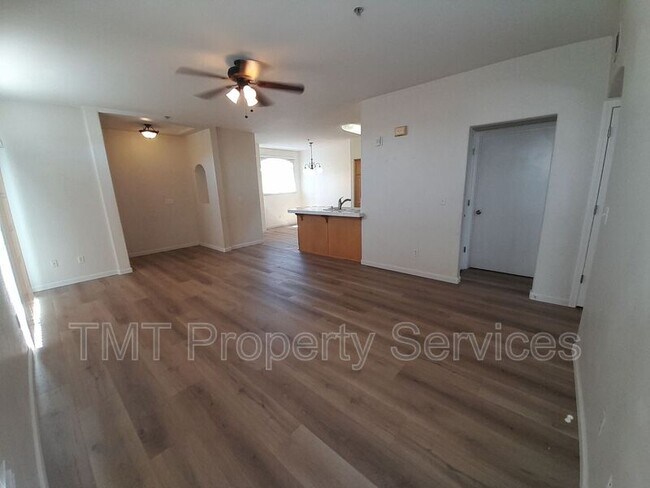 Foto del edificio - 310 E McCoy Ln