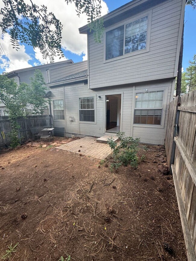 Building Photo - Turn Key townhome in Boulder Pointe