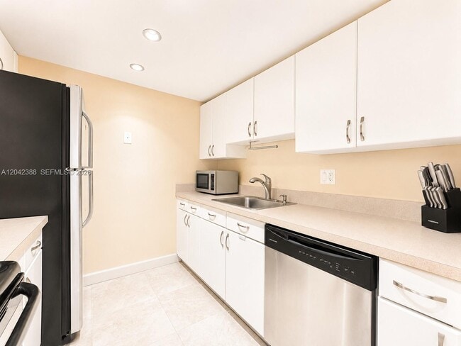 Building Photo - 14421 N Kendall Dr