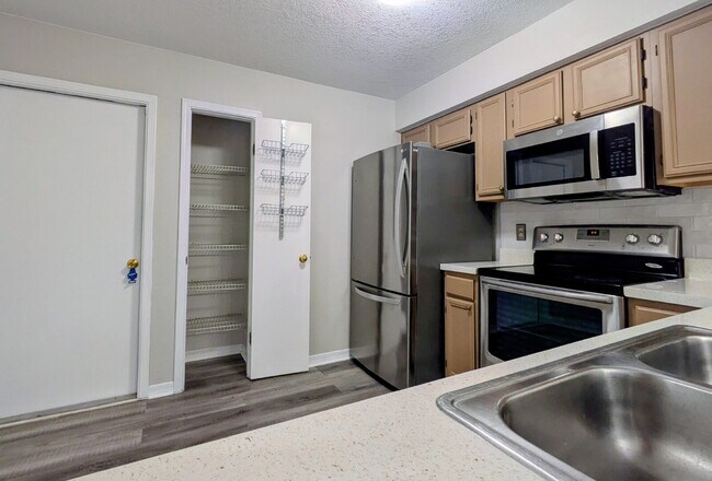 Foto del edificio - "$300 OFF MOVE-IN SPECIAL! Spacious 3-Bed, 2.5 Bath Townhouse Nestled in the Heart of East Arling...