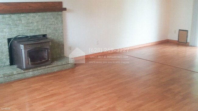 Building Photo - 2 br, 1.5 bath House - 864 N. Cloverleaf L...