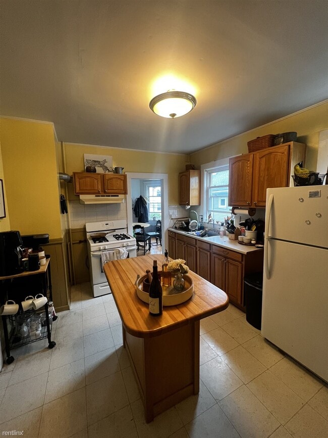 Foto del edificio - 2 br, 1 bath House - 32 Justin Rd Apt 2