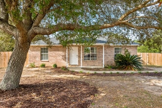 Building Photo - 1705 Oak Dr