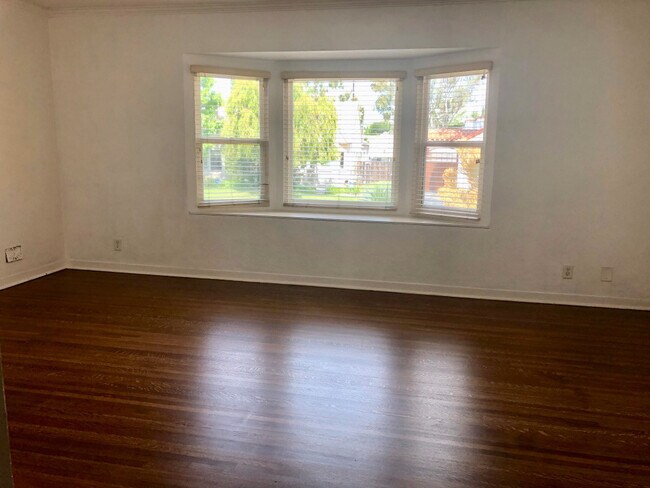 Foto del edificio - Stunning & Spacious Duplex w/Hwd+Laundry i...