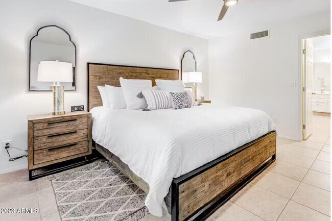 Foto del edificio - 5801 E Paradise Ln