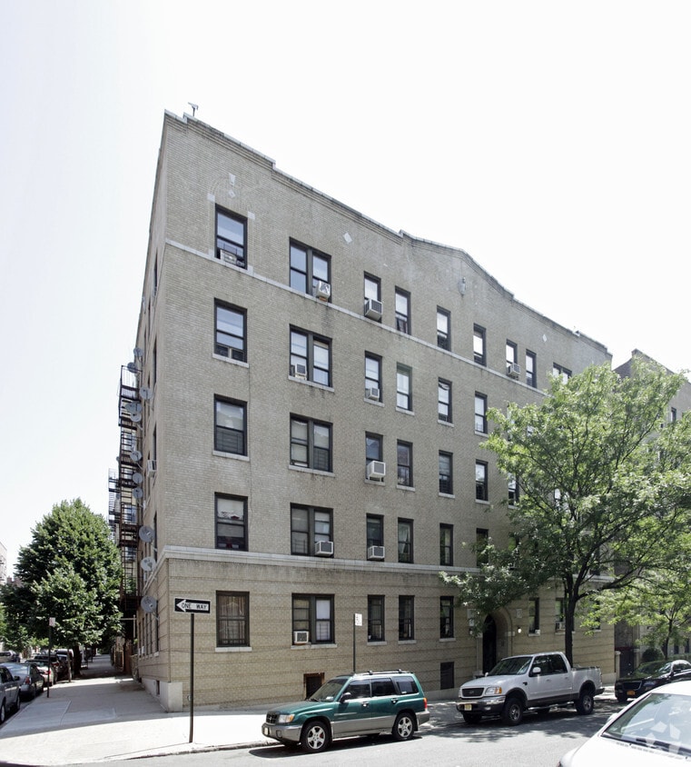 365 E 205th Street - 365 E 205th St