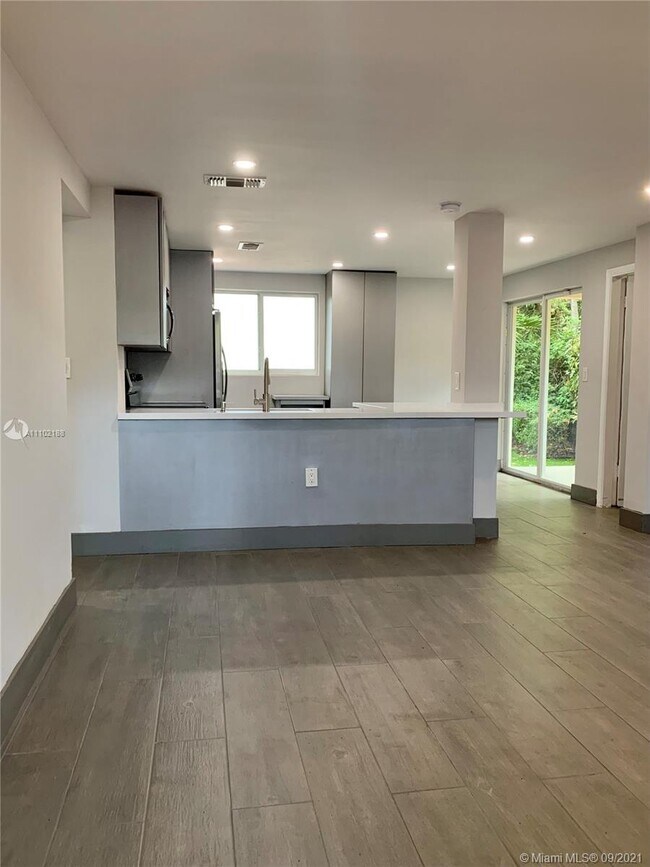 Foto del edificio - 3685 SW 3rd Ave