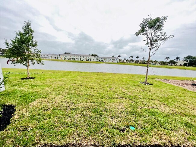 Foto del edificio - 6915 Harbours Edge Ave