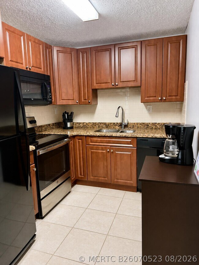 Building Photo - 405 Meadows Cir