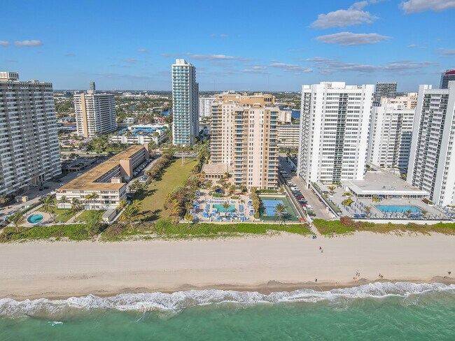Edificio frente a la playa con comodidades completas - 1920 S Ocean Dr