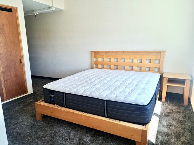Foto del edificio - Rare and Limited 2BR/2BA Efficiency Room – All Utilities & Wi-Fi Included!
