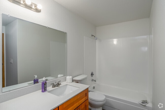 1BR, 1BA - 674SF - Bathroom - Trailside