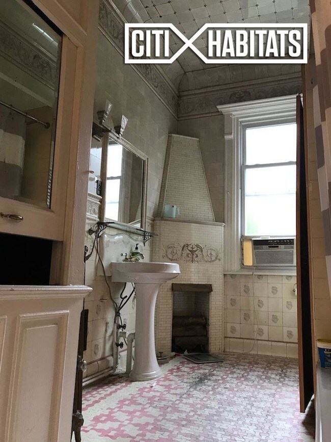 Building Photo - 18 W 71st St