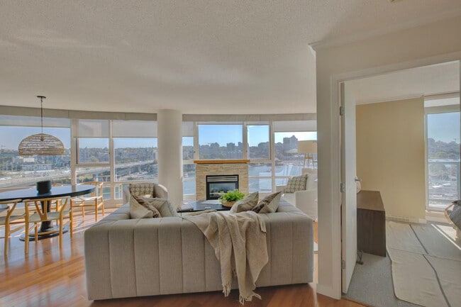 Building Photo - 1033 Marinaside Crescent