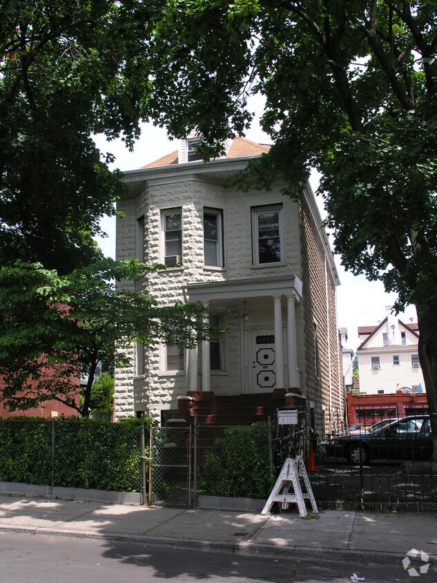 Building Photo - 61 W 181st St